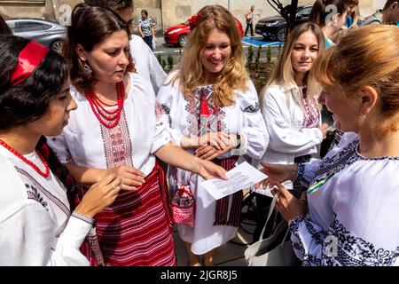 Krakau, Polen. 12.. Juli 2022. Ukrainische Frauen nehmen am 12. Juli 2022 an einer Zeremonie Teil, die einem Platz in der Altstadt von Krakau, Polen, den Namen unabhängige Ukraine verleiht. Die lokale Regierung betont, dass sie die Entscheidung getroffen hat, Unterstützung und Einheit mit dem ukrainischen Volk zu zeigen. Der Ort für den ukrainischen Unabhängigkeitsplatz wurde bewusst in unmittelbarer Nähe des russischen Konsulats in Krakau gewählt. (Foto von Dominika Zarzycka/Sipa USA) Quelle: SIPA USA/Alamy Live News Stockfoto