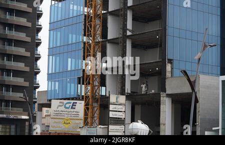 Ein riesiges Gebäude, viele Türme Baustellen mit Kränen und Gebäuden, Khobar, Saudi-Arabien, 31. Dezember 2021. Stockfoto