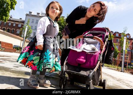 Krakau, Polen. 12.. Juli 2022. Die ukrainische Mutter mit einem Mädchen nimmt am 12. Juli 2022 an einer Zeremonie Teil, die einem Platz in der Altstadt von Krakau, Polen, den Namen Unabhängige Ukraine verleiht. Die lokale Regierung betont, dass sie die Entscheidung getroffen hat, Unterstützung und Einheit mit dem ukrainischen Volk zu zeigen. Der Ort für den ukrainischen Unabhängigkeitsplatz wurde bewusst in unmittelbarer Nähe des russischen Konsulats in Krakau gewählt. (Foto von Dominika Zarzycka/Sipa USA) Quelle: SIPA USA/Alamy Live News Stockfoto