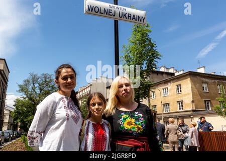 Krakau, Polen. 12.. Juli 2022. Ukrainische Frauen nehmen am 12. Juli 2022 an einer Zeremonie Teil, die einem Platz in der Altstadt von Krakau, Polen, den Namen unabhängige Ukraine verleiht. Die lokale Regierung betont, dass sie die Entscheidung getroffen hat, Unterstützung und Einheit mit dem ukrainischen Volk zu zeigen. Der Ort für den ukrainischen Unabhängigkeitsplatz wurde bewusst in unmittelbarer Nähe des russischen Konsulats in Krakau gewählt. (Foto von Dominika Zarzycka/Sipa USA) Quelle: SIPA USA/Alamy Live News Stockfoto