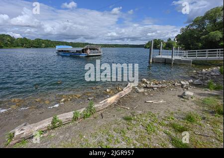 Strausberg, Deutschland. 06.. Juli 2022. Der Straussee östlich von Berlin sinkt seit Jahren. An der Fähranlegestelle sind große Teile des Ufers ohne Wasser. Quelle: Patrick Pleul/dpa/Alamy Live News Stockfoto