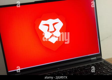 KONSKIE, POLEN - 11. Juli 2022: Brave Web-Browser-Logo auf Laptop-Computer-Bildschirm angezeigt Stockfoto