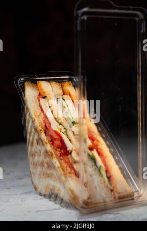 Toast-Sandwich mit Füllung in einer Kunststoffbox. Stockfoto