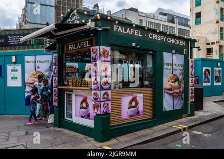 London Street Food - Falafel Stand in der Oxford Street im Zentrum von London Stockfoto