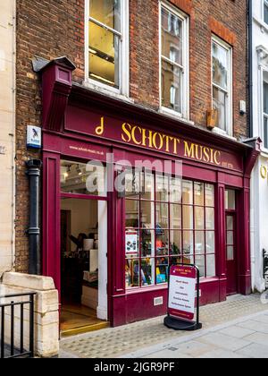 Schott Music London – ein seit langem etabliertes Notengeschäft, das auch Bücher und CDs anbietet. Teil von Schott Music wurde 1770 gegründet. 48 Great Marlborough Street Stockfoto