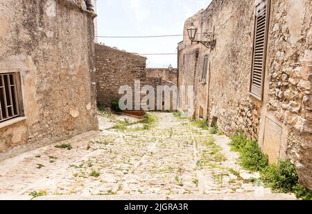 Spaziergang durch die Straßen von Erice, Provinz Trapani, Sizilien, Italien. Stockfoto