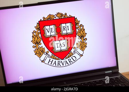 KONSKIE, POLEN - 11. Juli 2022: Logo der Harvard University auf dem Laptop-Computerbildschirm Stockfoto