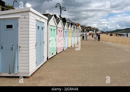 Strandhütten bei Lyme Regis in dorset, Enland Stockfoto