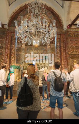 Touristen besuchen das Grab von Rumi in Konya. Religiöser Tourismus in der Türkei. Konya Türkei - 5.18.2022 Stockfoto