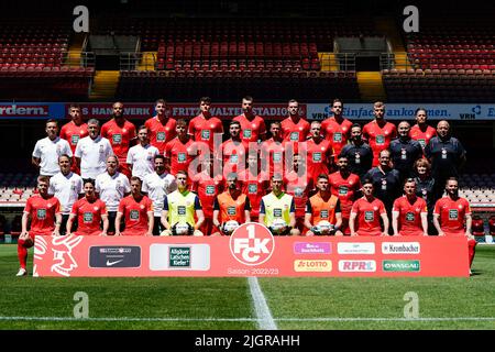 12. Juli 2022, Rheinland-Pfalz, Kaiserslautern: Fotosession 1. FC Kaiserslautern, Teamfoto und Portraits, Fritz-Walter-Stadion. (Unterste Reihe, l-r) Jean Zimmer, Nicolas Sessa, Hendrick Zuck, Julian Krahl, Avdo Spahic, Andreas Luthe, Jonas Weyand, Dominik Schad, Marlon Ritter, Marius Kleinsorge; (zweite Reihe von unten, l-r) Dirk Schuster (Cheftrainer), Sascha Franz (Co-Trainer), Niklas Martin (Co-Trainer Spiel- und Videoanalyse), Neal Gibs, Anas Bakhat, Kenny Prince Redondo, Hikmet Ciftci, Peter Miethe (Kit Attendant), Claudia Thaler (Team Doctor); (dritte Reihe von unten, l-r) Oliver Schäfer Stockfoto