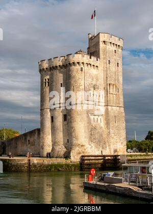 La rochelle, Frankreich, Juli 2022. St. Nicolas Tower einer der beiden Türme im Hafen von La Rochelle Blick auf die Mauern bei Sonnenuntergang Stockfoto