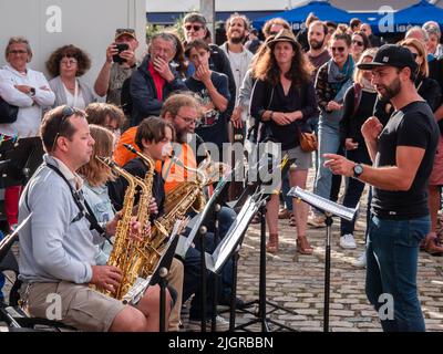 La rochelle, Frankreich, Juli 2022. Musiker spielen live in den Straßen von La Rochelle, die Atmosphäre des Urlaubs und Entspannung mit Musik, ein Anziehen Stockfoto