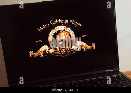 KONSKIE, POLEN - 11. Juli 2022: MGM Metro-Goldwyn Mayer Studios Medienunternehmen Logo auf Laptop-Computer-Bildschirm angezeigt Stockfoto
