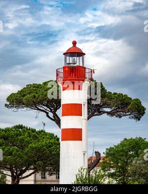 La rochelle, Frankreich, Juli 2022. Leuchtturm La Rochelle im alten Hafen, blauer Himmel und grüner Wald im Hintergrund Stockfoto