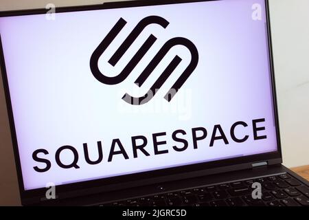 KONSKIE, POLEN - 11. Juli 2022: Firmenlogo von Squarespace Inc. Wird auf dem Laptop-Computerbildschirm angezeigt Stockfoto