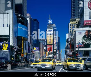 2001 historische GELBE TAXIS TIMES SQUARE MANHATTAN NEW YORK CITY USA Stockfoto