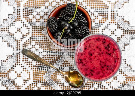 blackberry Smoothies Saft ein leckeres gesundes Getränk in einem Glas. Stockfoto