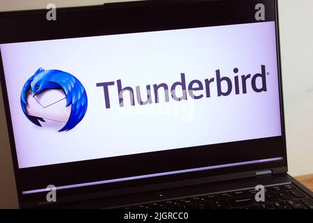 KONSKIE, POLEN - 11. Juli 2022: Mozilla Thunderbird Logo wird auf dem Laptop-Bildschirm angezeigt Stockfoto