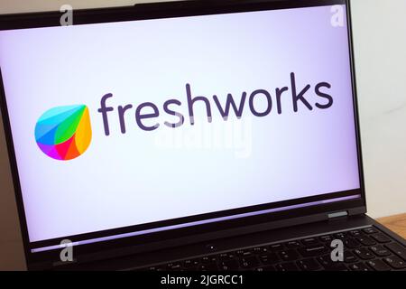 KONSKIE, POLEN - 11. Juli 2022: Das Logo des Freshworks-Softwareprogramms wird auf dem Bildschirm des Laptops angezeigt Stockfoto
