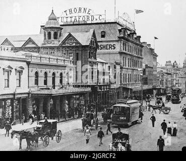 Ein klassisches Schwarz-Weiß-Foto, das die Adderley Street in Kapstadt in Südafrika um 1897 zeigt. Das Geschäft von Thorne und Stuttaford & Co. Im Zentrum. Stockfoto