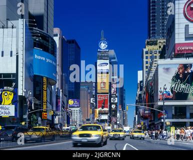 2001 historische GELBE TAXIS TIMES SQUARE MANHATTAN NEW YORK CITY USA Stockfoto