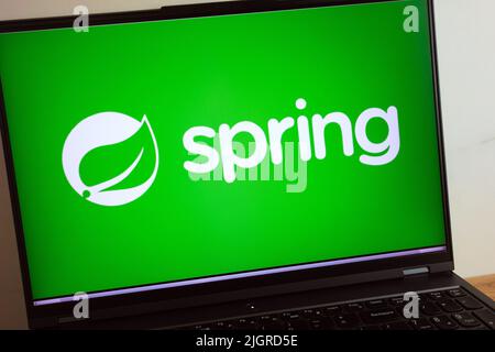 KONSKIE, POLEN - 11. Juli 2022: Das Frühjahrsrahmenlogo wird auf dem Laptop-Computerbildschirm angezeigt Stockfoto