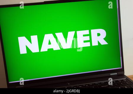 KONSKIE, POLEN - 11. Juli 2022: Logo der Naver Online-Plattform auf dem Laptop-Computerbildschirm Stockfoto