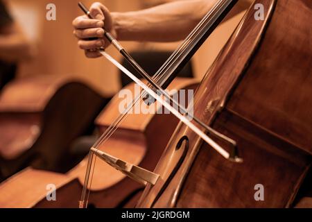 Detail des Cellos, das während des Konzerts gespielt wird Stockfoto