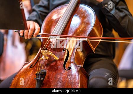 Cello auf der Bühne der Philharmonie während eines Konzerts Stockfoto