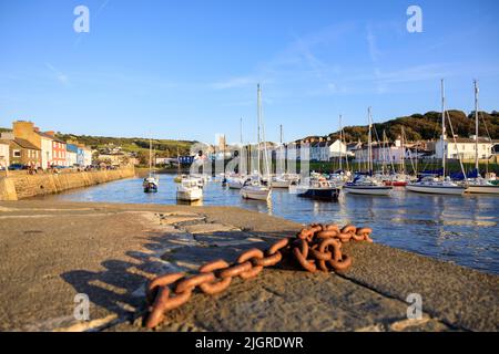 Ein abendlicher Blick auf den Aberaeron Harbour, Wales, bei einer Flut mit festfahrenden Booten Stockfoto