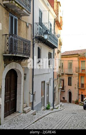 Eine vertikale Aufnahme einer kleinen Straße in Guardia Sanframondi, einem Dorf in der Provinz Benevento, Italien Stockfoto