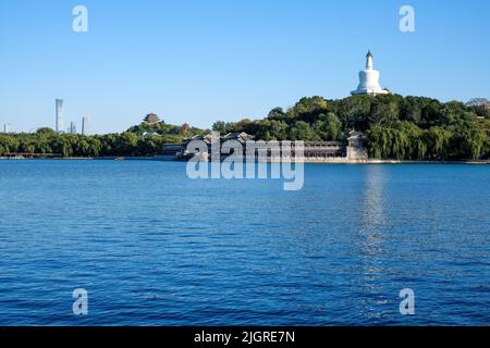 Ein schöner Blick auf den Beihai Park am See an einem wolkenlosen Tag Stockfoto