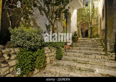 Eine kleine Straße in Guardia Sanframondi, einem Dorf in der Provinz Benevento in Italien Stockfoto