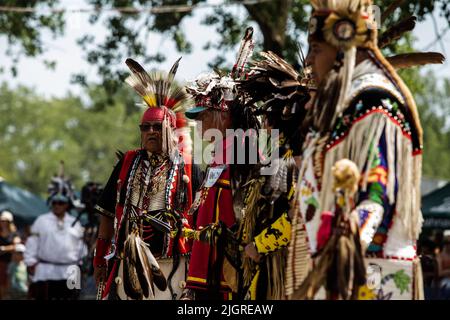 Kahnawake, Kanada. 10.. Juli 2022. Teilnehmer der Pow-Wow warten auf das Urteil des Richters während des Festivals. Die jährlichen Echoes of a Proud Nation Pow-Wow 30. brachten Tausende von Menschen aus ganz Nordamerika ein, um die Kultur und Traditionen der Ureinwohner im Mohawk Reserve von Kahnawake zu feiern. Nach einer zweijährigen Pause bot der größte Pow-Wow in Quebec eine Zeit zum Treffen, Tanzen, Singen, Besuchen und Feiern mit Freunden und Familie. Kredit: SOPA Images Limited/Alamy Live Nachrichten Stockfoto