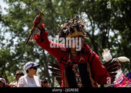 Kahnawake, Kanada. 10.. Juli 2022. POW-wow traditionelle Tänzer öffnen die Arena für die Zuschauer während des Festivals. Die jährlichen Echoes of a Proud Nation Pow-Wow 30. brachten Tausende von Menschen aus ganz Nordamerika ein, um die Kultur und Traditionen der Ureinwohner im Mohawk Reserve von Kahnawake zu feiern. Nach einer zweijährigen Pause bot der größte Pow-Wow in Quebec eine Zeit zum Treffen, Tanzen, Singen, Besuchen und Feiern mit Freunden und Familie. Kredit: SOPA Images Limited/Alamy Live Nachrichten Stockfoto