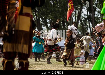 Kahnawake, Kanada. 10.. Juli 2022. Kinder treten während des Festivals in der Arena auf. Die jährlichen Echoes of a Proud Nation Pow-Wow 30. brachten Tausende von Menschen aus ganz Nordamerika ein, um die Kultur und Traditionen der Ureinwohner im Mohawk Reserve von Kahnawake zu feiern. Nach einer zweijährigen Pause bot der größte Pow-Wow in Quebec eine Zeit zum Treffen, Tanzen, Singen, Besuchen und Feiern mit Freunden und Familie. Kredit: SOPA Images Limited/Alamy Live Nachrichten Stockfoto