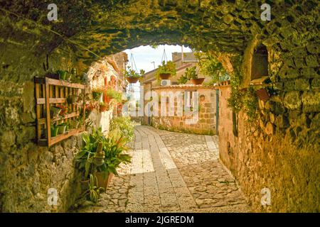 Eine schmale Straße zwischen den alten Steinhäusern des ältesten Viertels von Caserta, Italien Stockfoto