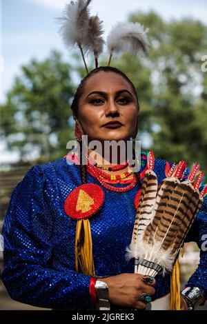 Kahnawake, Kanada. 10.. Juli 2022. Eine pow-wow Tänzerin in traditioneller Tracht während des Festivals. Die jährlichen Echoes of a Proud Nation Pow-Wow 30. brachten Tausende von Menschen aus ganz Nordamerika ein, um die Kultur und Traditionen der Ureinwohner im Mohawk Reserve von Kahnawake zu feiern. Nach einer zweijährigen Pause bot der größte Pow-Wow in Quebec eine Zeit zum Treffen, Tanzen, Singen, Besuchen und Feiern mit Freunden und Familie. Kredit: SOPA Images Limited/Alamy Live Nachrichten Stockfoto