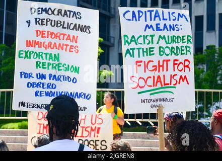 Die jungen Teilnehmer hielten Schilder auf dem Cadman Plaza in Brooklyn, um Gerechtigkeit für Abtreibungsrechte zu fordern Stockfoto