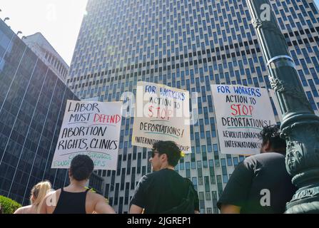 Die jungen Teilnehmer hielten Schilder auf dem Cadman Plaza in Brooklyn, um Gerechtigkeit für Abtreibungsrechte zu fordern Stockfoto