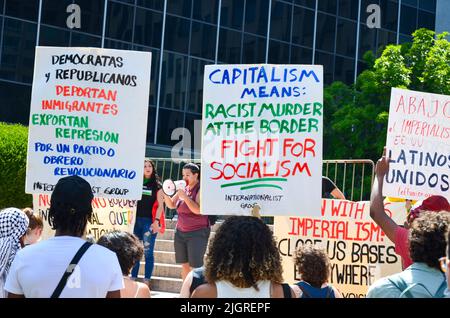 Die jungen Teilnehmer hielten Schilder auf dem Cadman Plaza in Brooklyn, um Gerechtigkeit für Abtreibungsrechte zu fordern Stockfoto