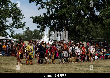 Kahnawake, Kanada. 10.. Juli 2022. Teilnehmer der Pow-Wow warten auf das Urteil des Richters während des Festivals. Die jährlichen Echoes of a Proud Nation Pow-Wow 30. brachten Tausende von Menschen aus ganz Nordamerika ein, um die Kultur und Traditionen der Ureinwohner im Mohawk Reserve von Kahnawake zu feiern. Nach einer zweijährigen Pause bot der größte Pow-Wow in Quebec eine Zeit zum Treffen, Tanzen, Singen, Besuchen und Feiern mit Freunden und Familie. (Foto: Giordanno Brumas/SOPA Images/Sipa USA) Quelle: SIPA USA/Alamy Live News Stockfoto