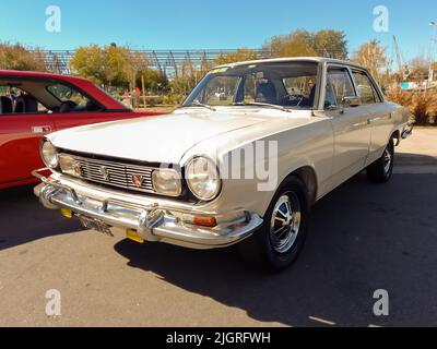 Avellaneda, Argentinien - 7. Mai 2022: Alte weiße sportliche IKA Renault Torino Limousine um 1970 . Expo Fierro 2022 Oldtimer-Show. Copyspace Stockfoto