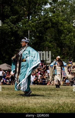 Kahnawake, Kanada. 10.. Juli 2022. POW-Wow-Teilnehmer treten während des Festivals in der Arena auf. Die jährlichen Echoes of a Proud Nation Pow-Wow 30. brachten Tausende von Menschen aus ganz Nordamerika ein, um die Kultur und Traditionen der Ureinwohner im Mohawk Reserve von Kahnawake zu feiern. Nach einer zweijährigen Pause bot der größte Pow-Wow in Quebec eine Zeit zum Treffen, Tanzen, Singen, Besuchen und Feiern mit Freunden und Familie. (Foto: Giordanno Brumas/SOPA Images/Sipa USA) Quelle: SIPA USA/Alamy Live News Stockfoto