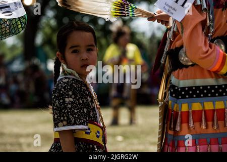 Kahnawake, Kanada. 10.. Juli 2022. Kinder warten während des Festivals in der Arena auf ihre Runde. Die jährlichen Echoes of a Proud Nation Pow-Wow 30. brachten Tausende von Menschen aus ganz Nordamerika ein, um die Kultur und Traditionen der Ureinwohner im Mohawk Reserve von Kahnawake zu feiern. Nach einer zweijährigen Pause bot der größte Pow-Wow in Quebec eine Zeit zum Treffen, Tanzen, Singen, Besuchen und Feiern mit Freunden und Familie. (Bild: © Giordanno Brumas/SOPA Images via ZUMA Press Wire) Stockfoto