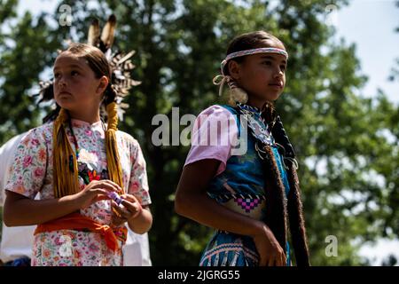 Kahnawake, Kanada. 10.. Juli 2022. Kinder warten während des Festivals in der Arena auf ihre Runde. Die jährlichen Echoes of a Proud Nation Pow-Wow 30. brachten Tausende von Menschen aus ganz Nordamerika ein, um die Kultur und Traditionen der Ureinwohner im Mohawk Reserve von Kahnawake zu feiern. Nach einer zweijährigen Pause bot der größte Pow-Wow in Quebec eine Zeit zum Treffen, Tanzen, Singen, Besuchen und Feiern mit Freunden und Familie. (Bild: © Giordanno Brumas/SOPA Images via ZUMA Press Wire) Stockfoto