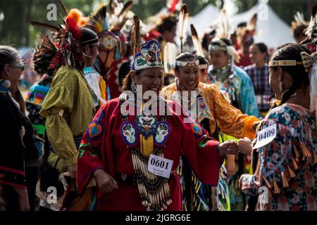 Kahnawake, Kanada. 10.. Juli 2022. Ein Pow-Wow-Teilnehmer, der während ...