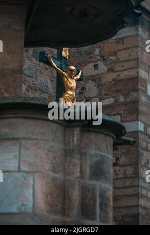 Eine vertikale Aufnahme der Kreuzigung Christi in der Kathedrale St. Peter und Paul in Brünn, Tschechische Republik Stockfoto