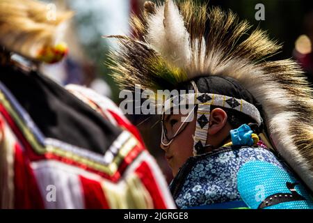 Kahnawake, Kanada. 10.. Juli 2022. Kinder warten während des Festivals in der Arena auf ihre Runde. Die jährlichen Echoes of a Proud Nation Pow-Wow 30. brachten Tausende von Menschen aus ganz Nordamerika ein, um die Kultur und Traditionen der Ureinwohner im Mohawk Reserve von Kahnawake zu feiern. Nach einer zweijährigen Pause bot der größte Pow-Wow in Quebec eine Zeit zum Treffen, Tanzen, Singen, Besuchen und Feiern mit Freunden und Familie. (Bild: © Giordanno Brumas/SOPA Images via ZUMA Press Wire) Stockfoto