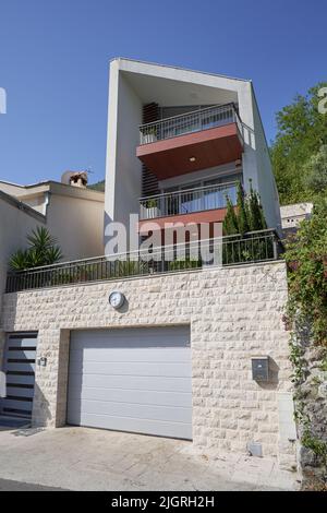 Hohes modernes Haus mit Garage im Erdgeschoss Stockfoto